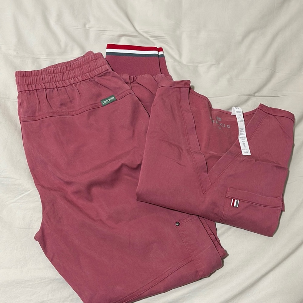 Mediclo Mauve scrub set XS